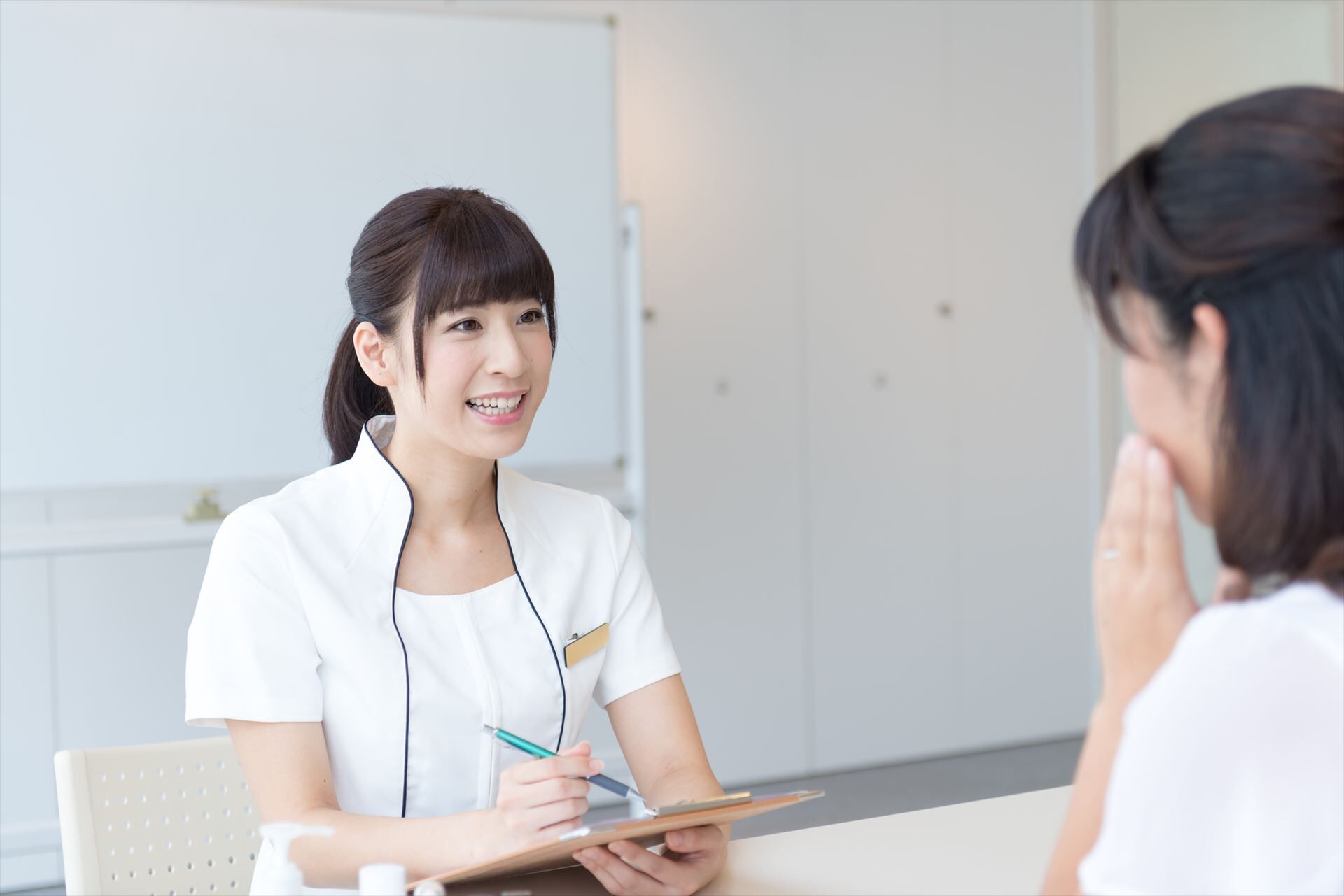 カウンセリングするスタッフ